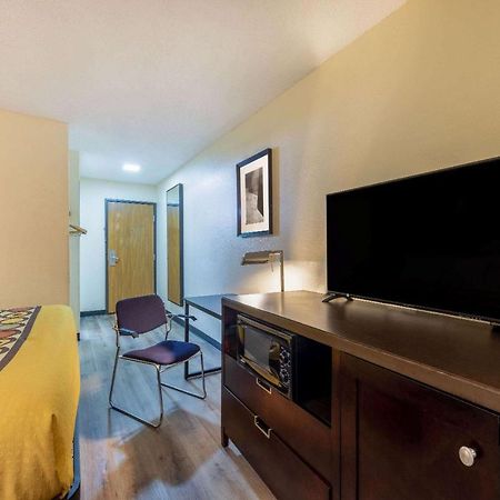 Super 8 By Wyndham El Dorado Hotel Bagian luar foto